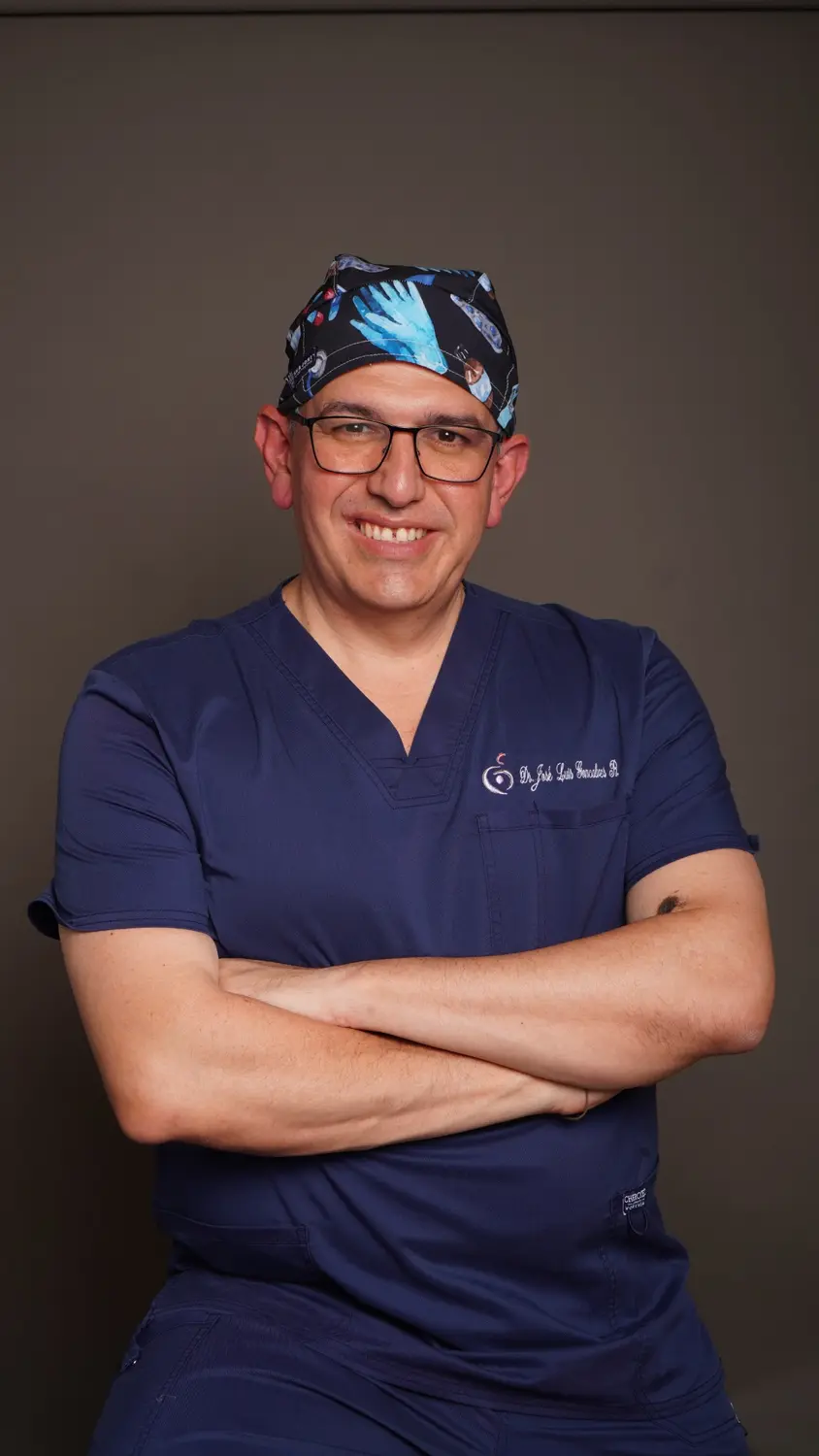 Dr. José Luis Goncalves con indumentaria quirúrgica