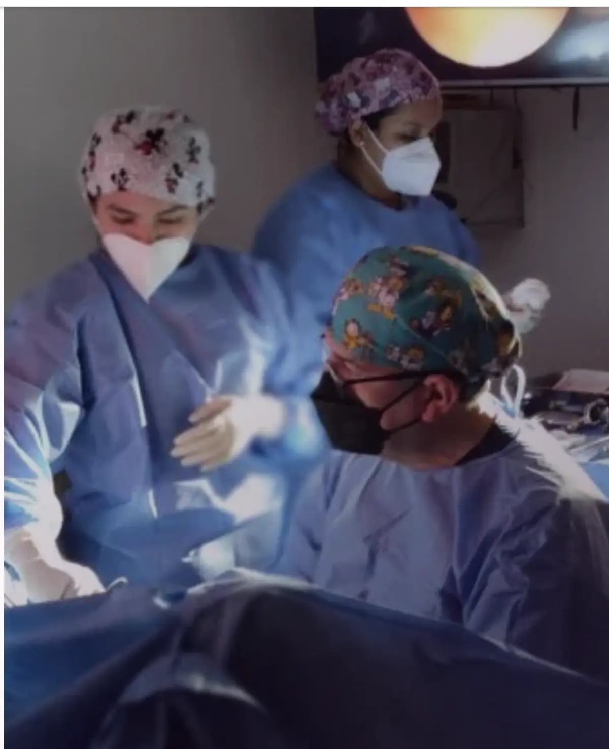 Dr. José Luis Goncalves y su equipo durante una histeroscopia quirúrgica en sala de operaciones